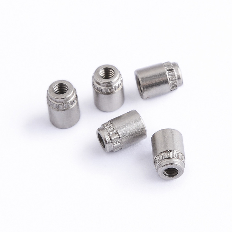 UN niitattu nappi piirilevylle